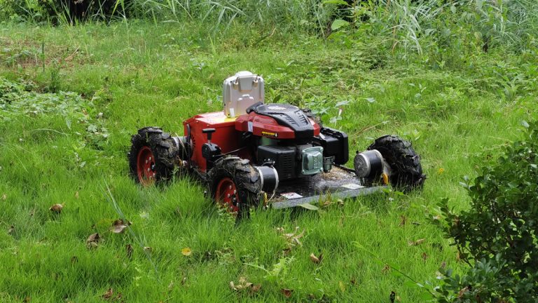 単気筒 XNUMX ストロークの時間と労力を節約する遠隔操作ロボット斜面芝刈り機