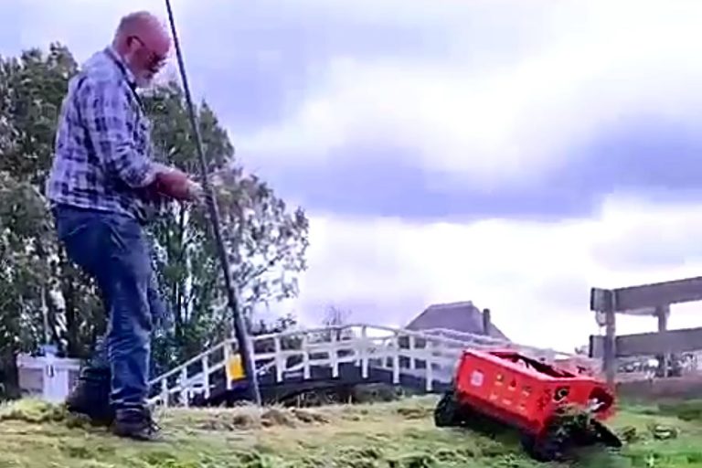 Vídeo de corte de grama de um cliente na Holanda
