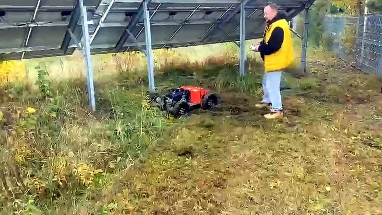 O cortador remoto revoluciona a manutenção da grama em usinas de energia solar