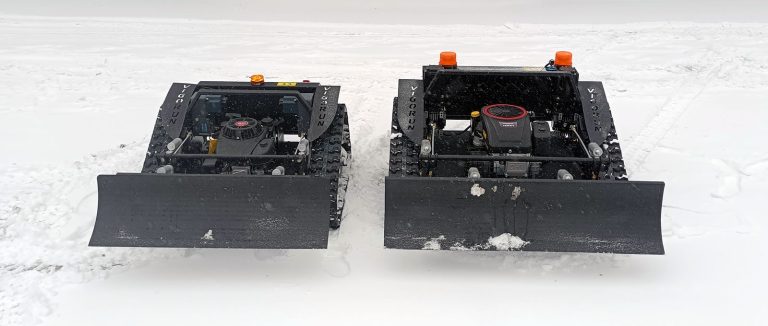 ماشین چمن زنی رباتیک کنترل از راه دور با تیغه برف روب دستگاه برف روب بیل برفی